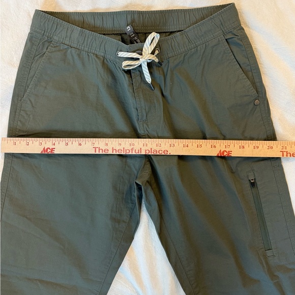 Vuori Ripstop DuraTerra Pants Women’s Size L Olive Green Hiking Slim Fit NWOT - Picture 2 of 5